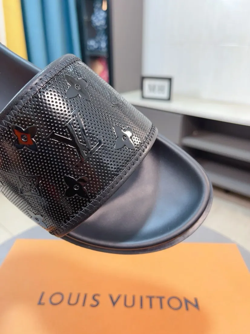 Ex-factory price 320🌹🌹 (lv-Louis Vuitton) new men's sandals, high-end boutique, exquisite embossed logo decoration on the upper, fine workmanship, super soft soles, casual, loose and comfortable, a must-have in summer! \nsize：38-44